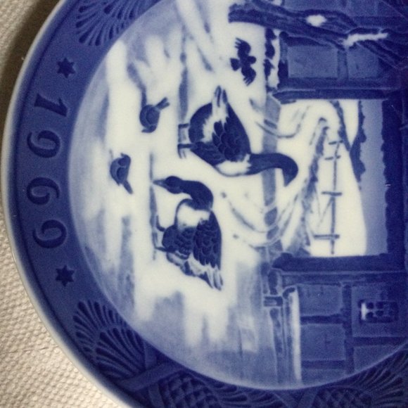 Royal Copenhagen Christmas Collectors Plate 1969 In the Old Farmyard - Picture 4 of 5